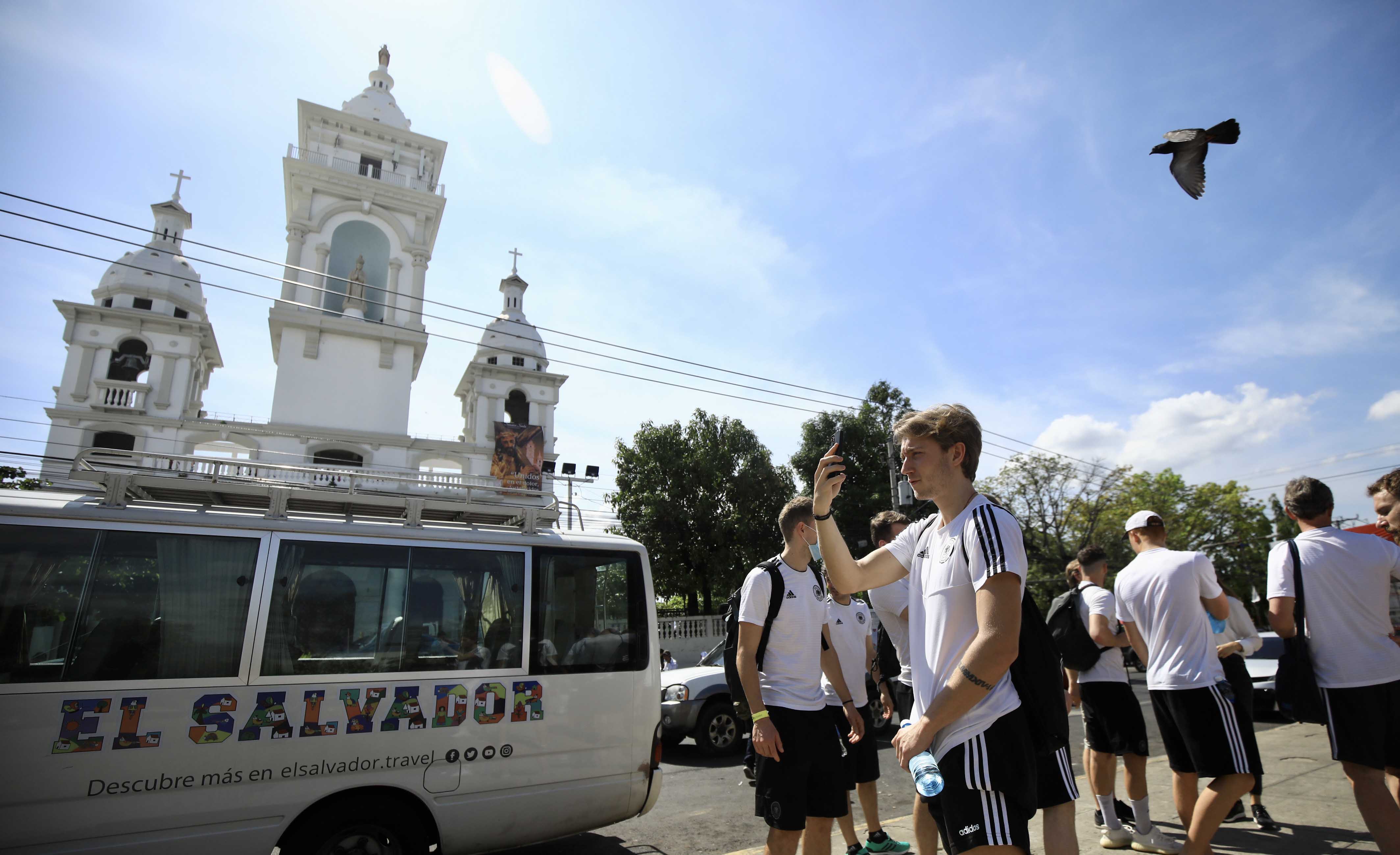 La selección masculina de fútbol playa sale a la cancha, la diaria