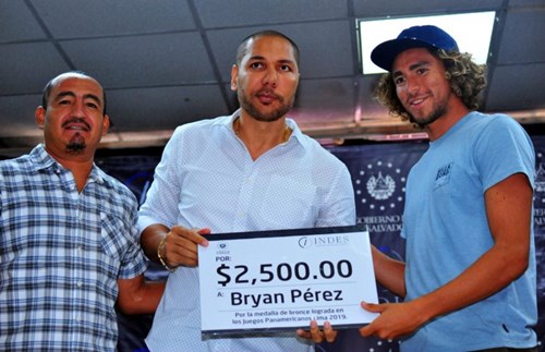 INDES confirma apoyo al surf y premia a Bryan Pérez