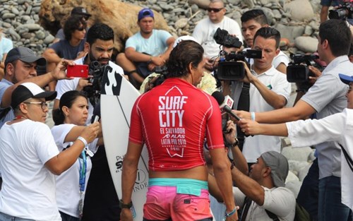 Seis salvadoreños aseguran su boleto a segunda ronda del Surf City ALAS Latin Pro