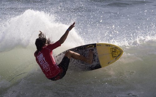 Cuatro salvadoreños llegan a tercera ronda del Surf City ALAS Latin Pro