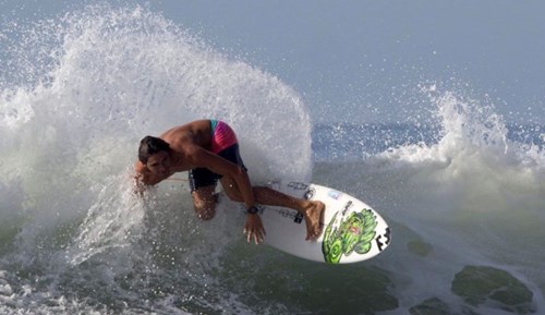 Bryan Pérez, el surfista que se ha moldeado desde pequeño en las olas