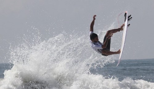 Surfistas latinoamericanos doman las olas salvadoreñas