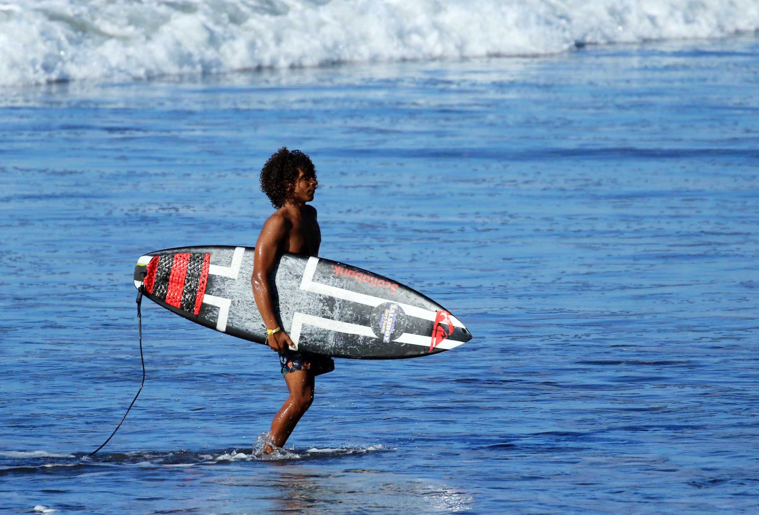 Dariel Meléndez, el tico que surfea con una sola pierna