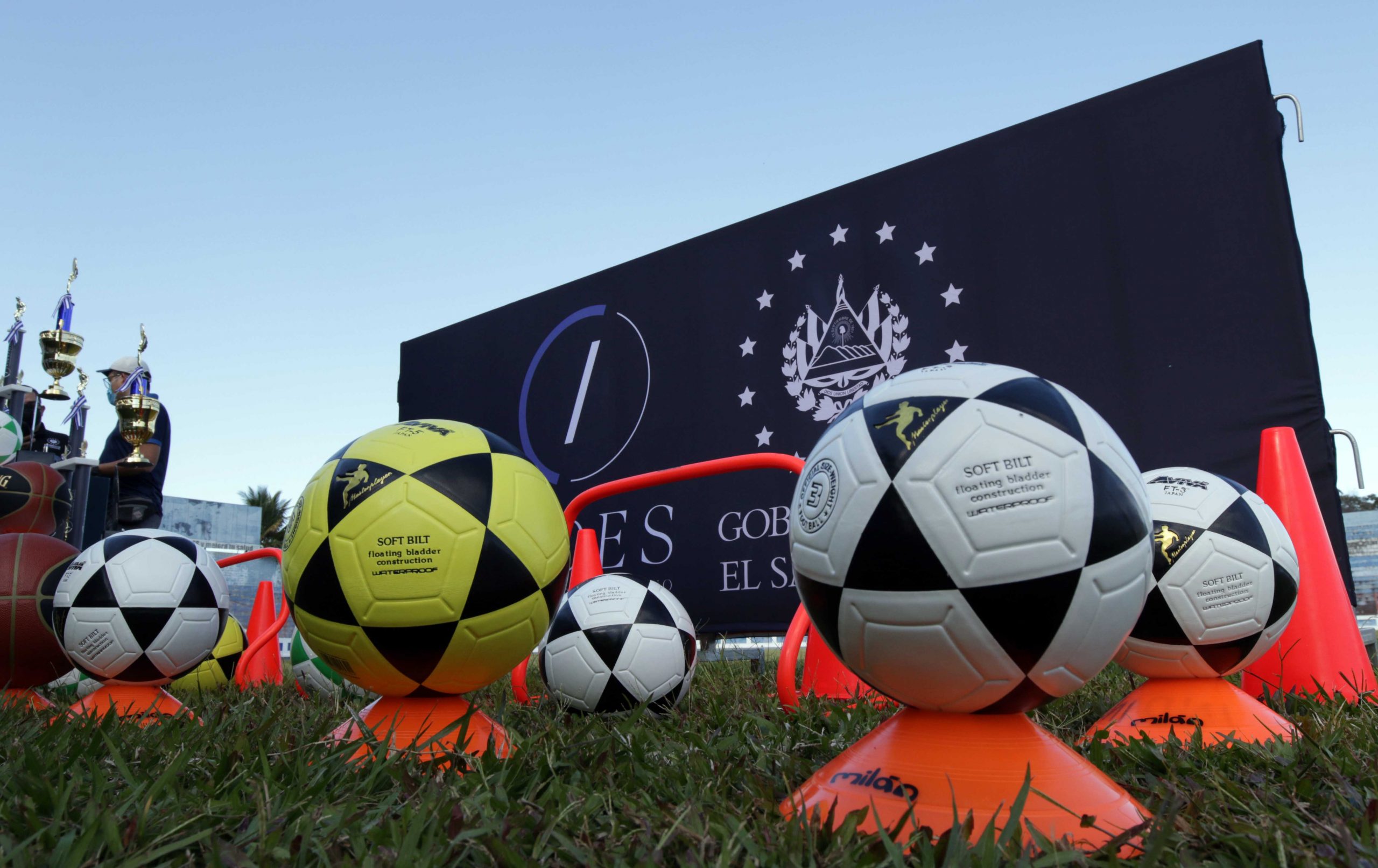 Las tiendas Va&Ven y el CAI establecen alianza a favor del fútbol nacional