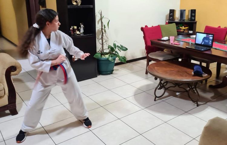 Taekwondo capacita a atletas y entrenadores