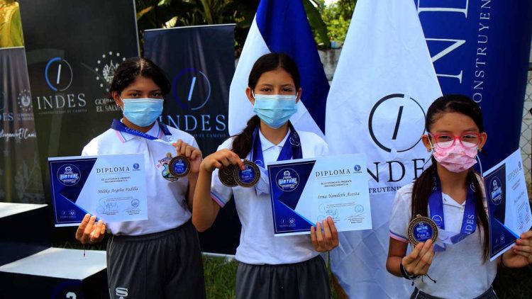 Migueleños reciben sus medallas por participar en  los Torneos Virtuales Estudiantiles