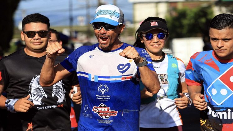 Atletas de Olimpiadas Especiales de El Salvador recibieron a Ultramaratonista Gerardo Bojórquez