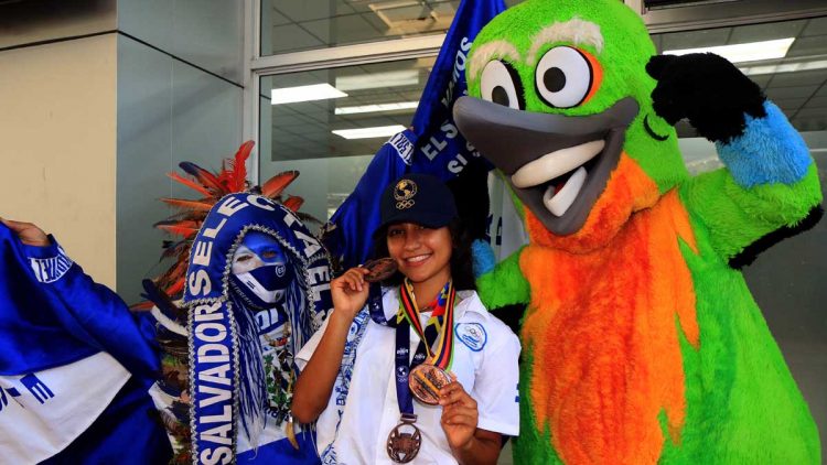 Patinadores salvadoreños regresan a El Salvador con su cosecha de medallas
