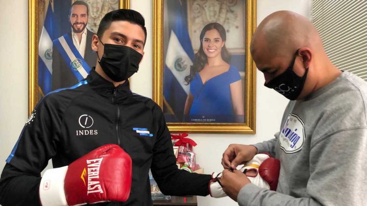 El boxeador Samuel Contreras ya tiene su pasaporte salvadoreño