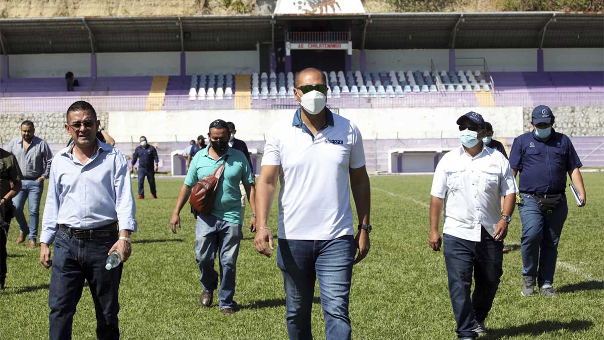 Presidente del INDES visitó el estadio Gregorio Martínez de Chalatenango