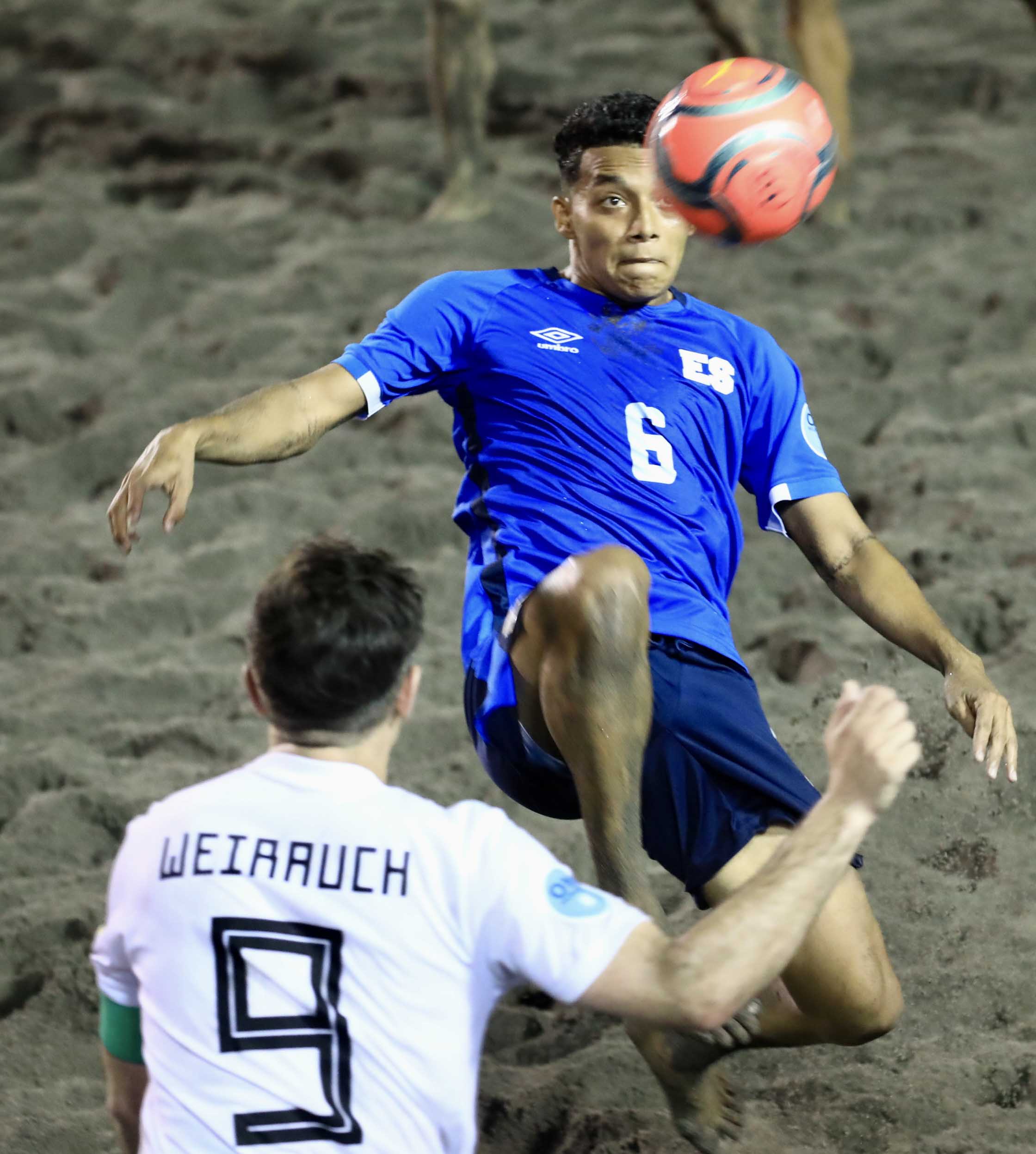 La Selecta da la primera alegría en El Salvador Beach Soccer Cup