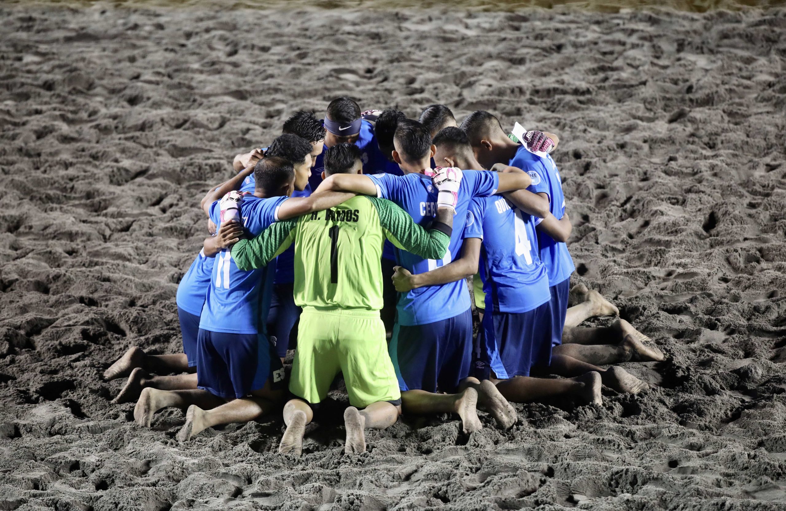 La Selecta da la primera alegría en El Salvador Beach Soccer Cup