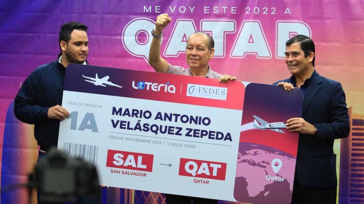 Mario Velásquez  recibió el premio de “Lotería e INDES te llevan este 2022 al mundial”