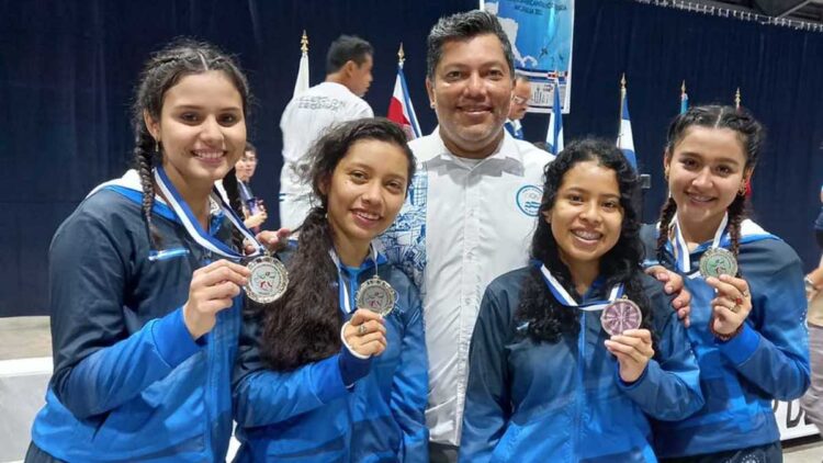 Esgrimistas salvadoreños sobresalen en el Campeonato Centroamericano Mayor