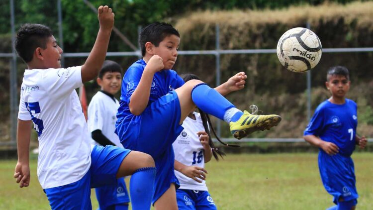 Los hermanos Arriola comparten la pasión por el fútbol